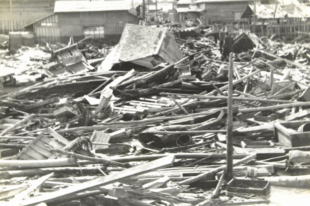建物は跡形もなく崩壊し多くの瓦礫で地面が埋め尽くされている写真