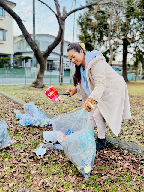 公園内のお菓子の容器など散乱ごみ