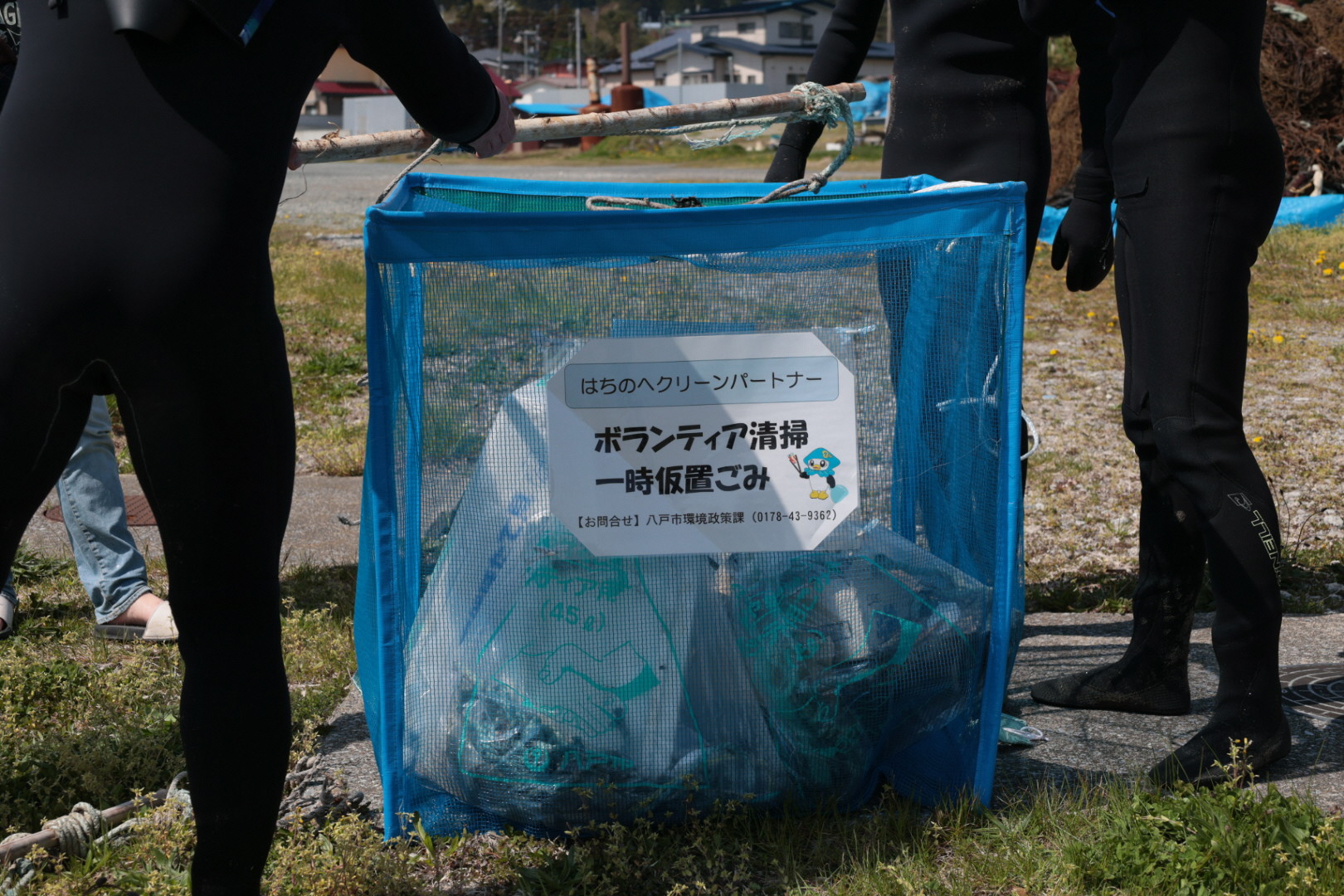 仮置きごみボックスに集められたごみ