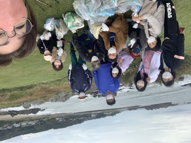 海をバックに集めたごみと参加したかたの写真