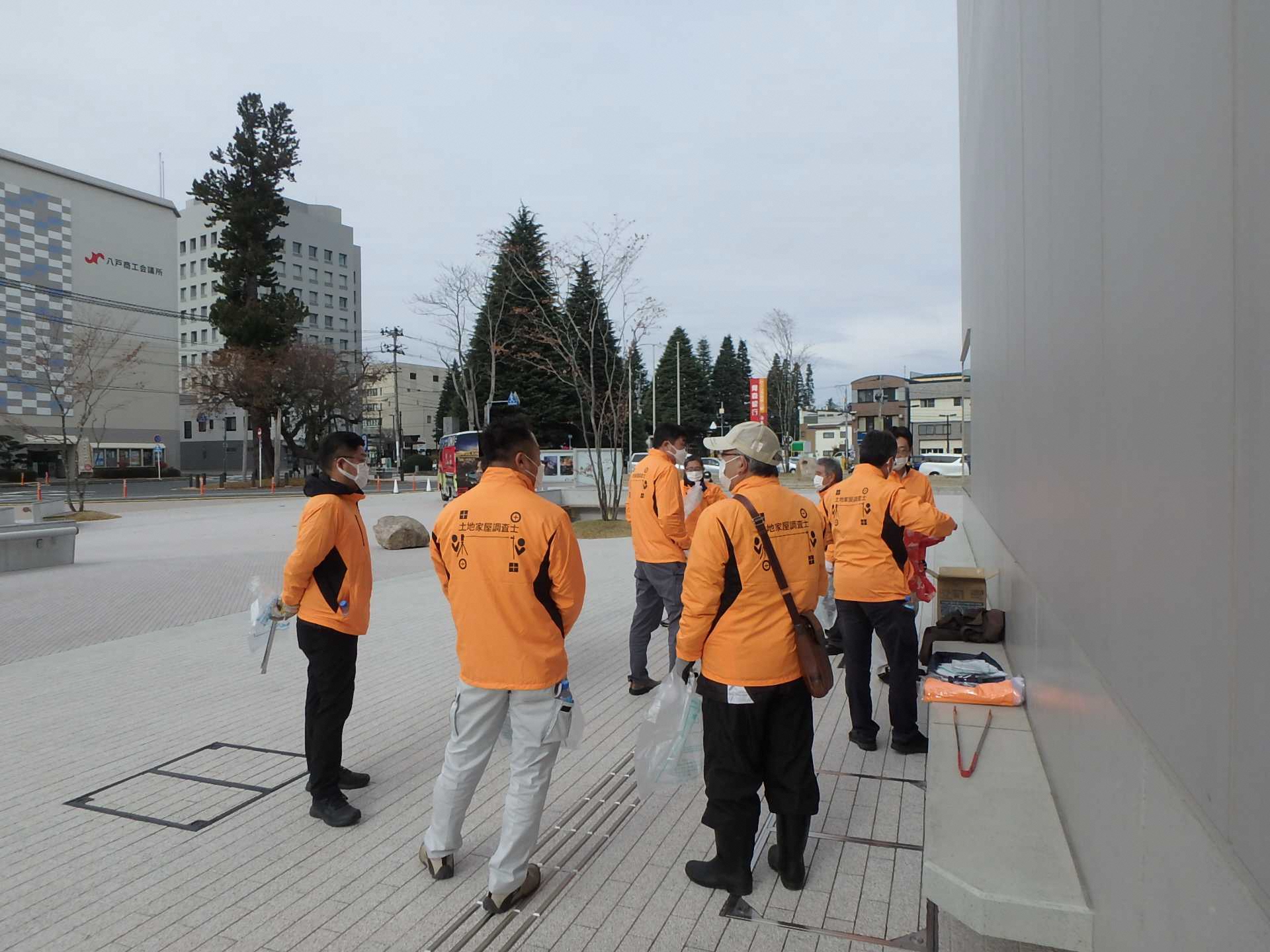 美術館周辺のごみを拾っている写真