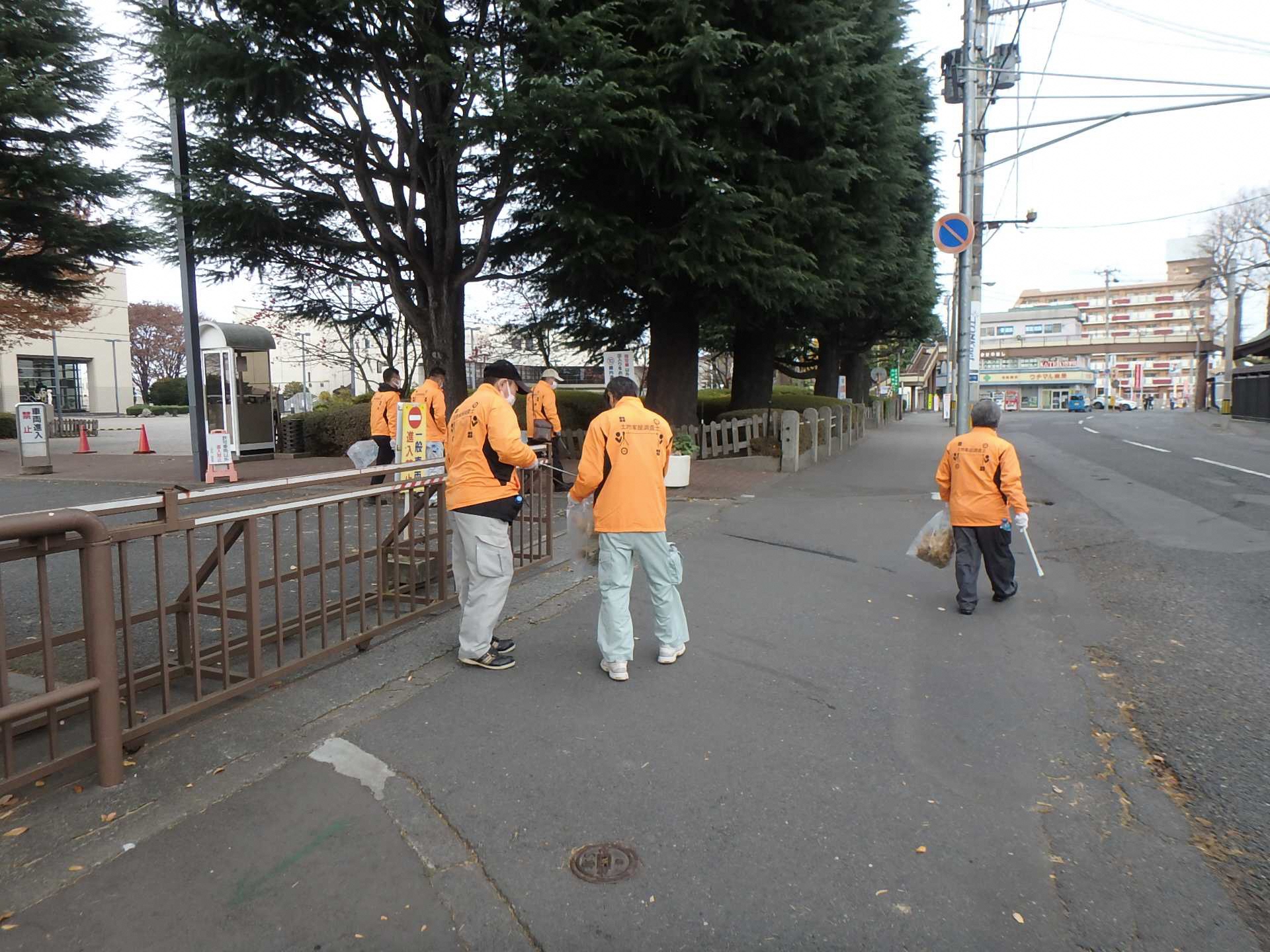 市役所周辺道路のごみを拾っている写真