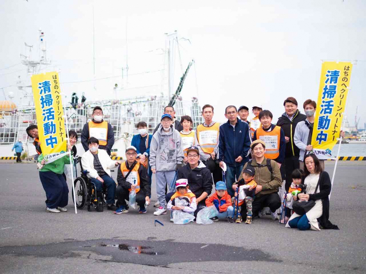 館鼻岸壁で船をバックに活動終了後の記念写真