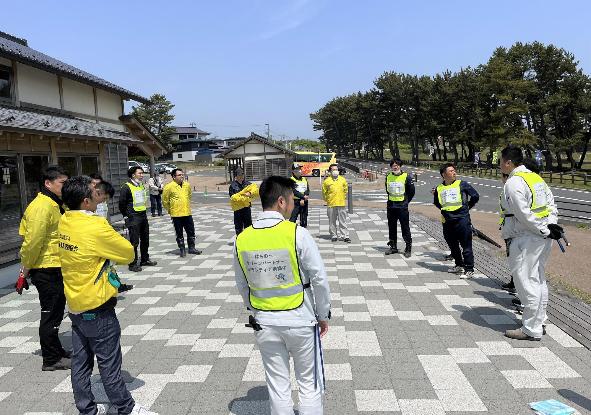 種差インフォメーションセンター前で、円になって活動前に打ち合わせしている写真