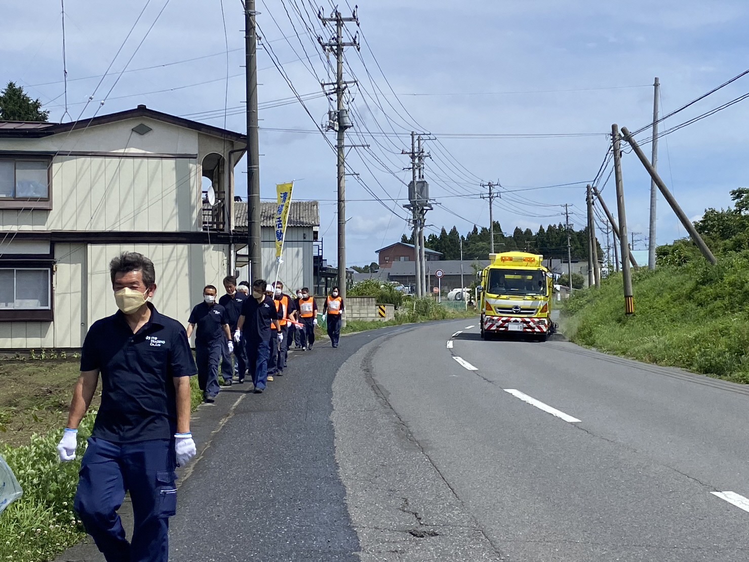 住宅tの道路を清楚する十数人