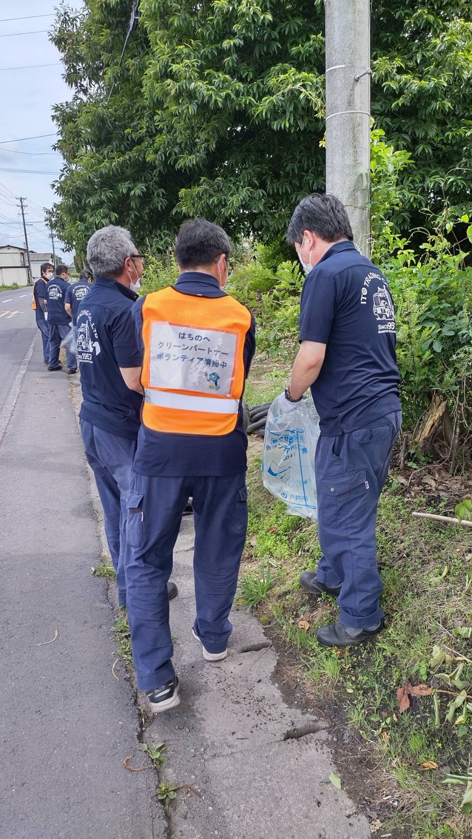 道路端のごみを拾う男性6人その2