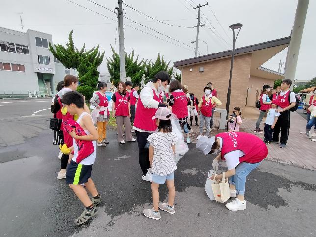 お揃いの赤い社名入りビブスを着用し、会場に熱っている多くの人の写真