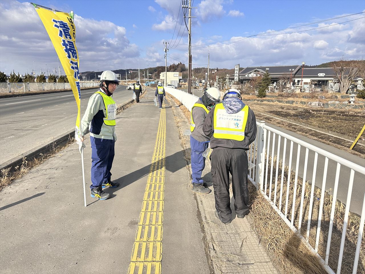 歩道のごみを拾っている写真
