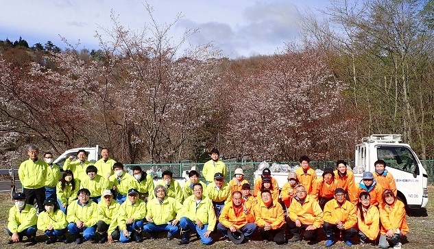 山桜をバックに活動終了後の集合写真