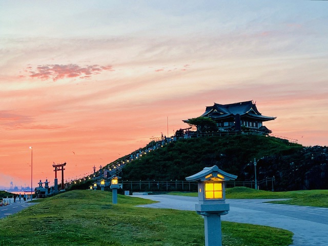 活動が終わった時間の夕刻、蕪嶋神社の灯篭に灯がともっている写真