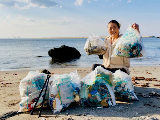 活動後に、集めたたくさんのごみと一緒に撮った写真