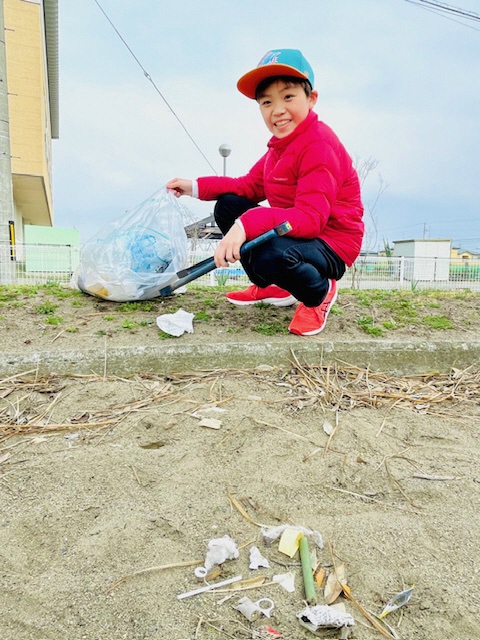 子供がごみを拾っている様子