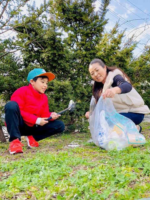 子供と大人が協力してごみを拾っている様子