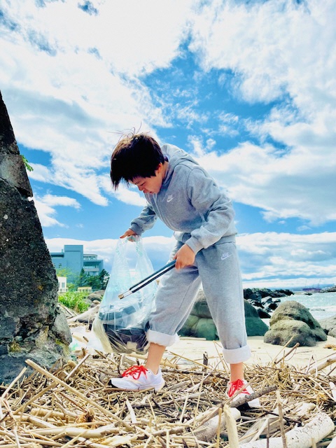 海岸のごみを拾う写真 4