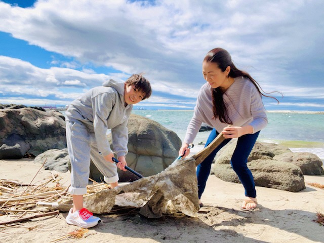 海岸のごみを拾う写真 1