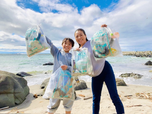 海岸のごみを拾う写真 1