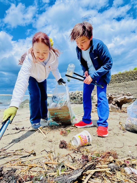 海岸のごみを拾う写真 2