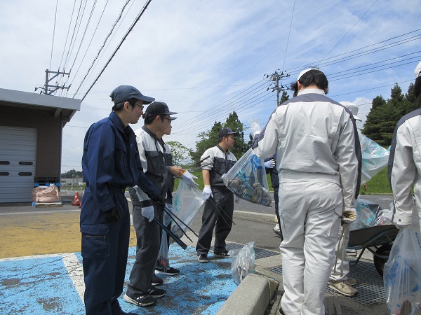 道路脇の草地のごみを拾う写真2