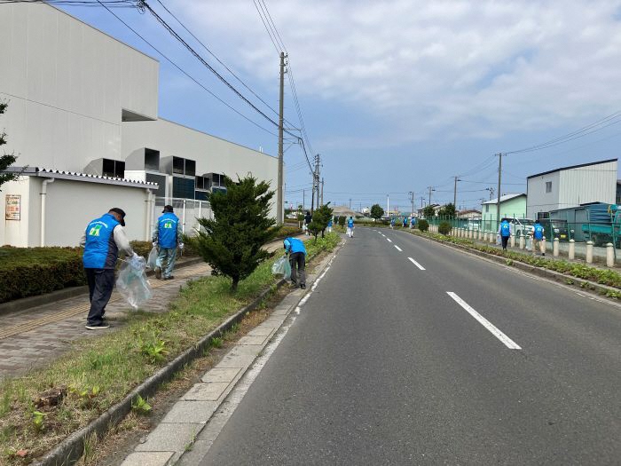 道路脇の草地のごみを拾う写真2