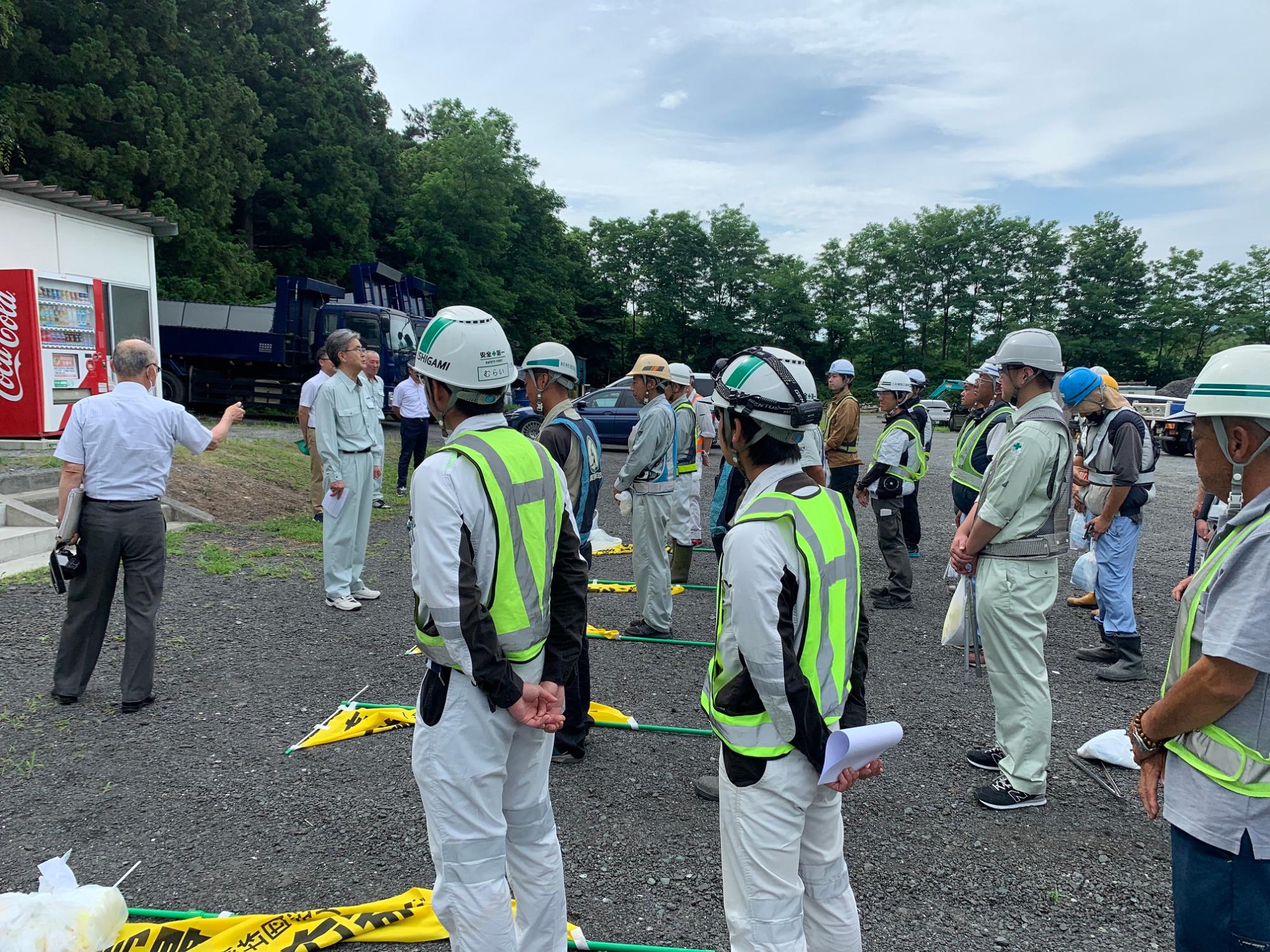 活動前の集合している様子の写真。