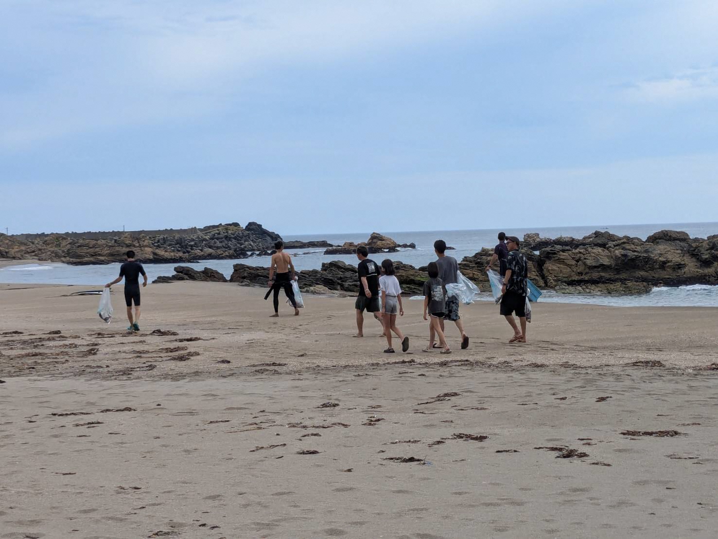 海岸のごみを拾う写真 2