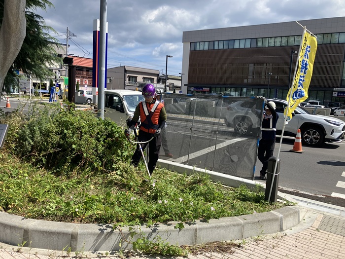 ロータリーの草を刈る様子