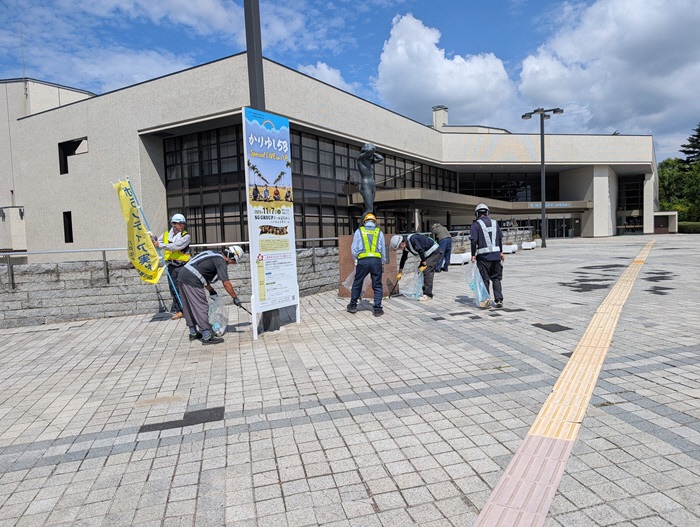 市民広場のごみを拾っている様子