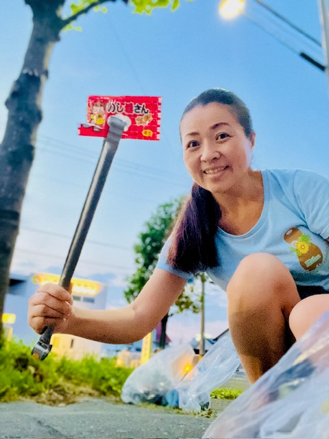 トングでごみを拾い上げている様子