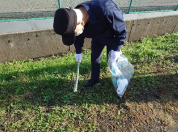 道路脇のごみを拾う写真 4