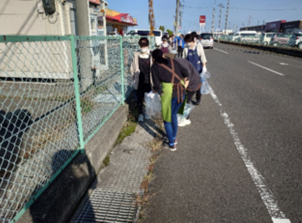 道路脇のごみを拾う写真 3