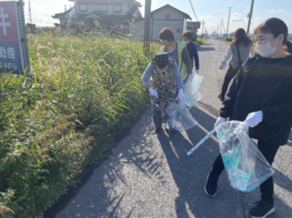 道路脇のごみを拾う写真 2