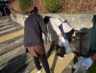 道路脇のごみを拾う写真