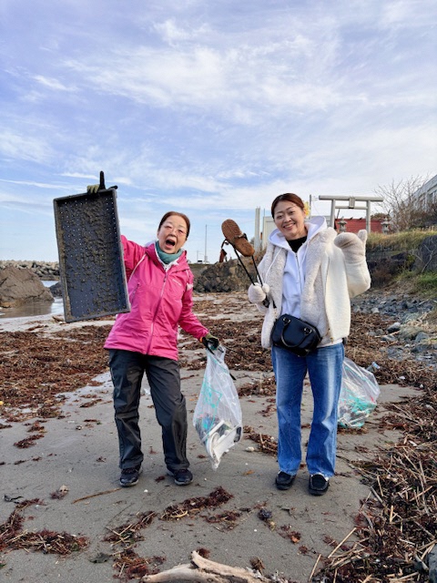 海岸のごみを拾う写真 2