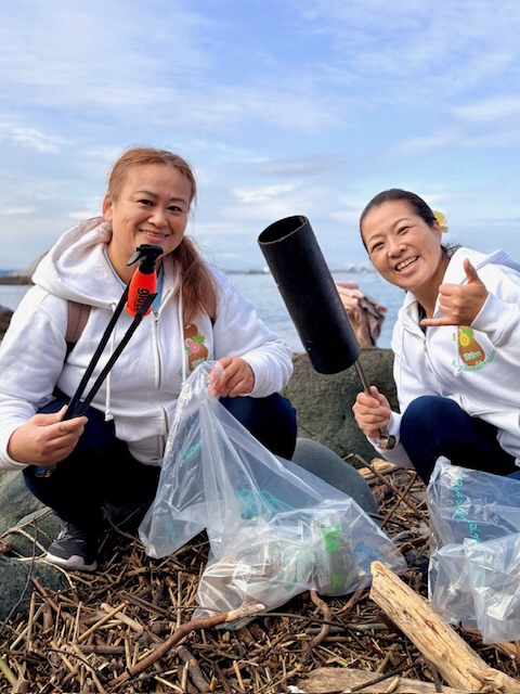 海岸のごみを拾う写真 1