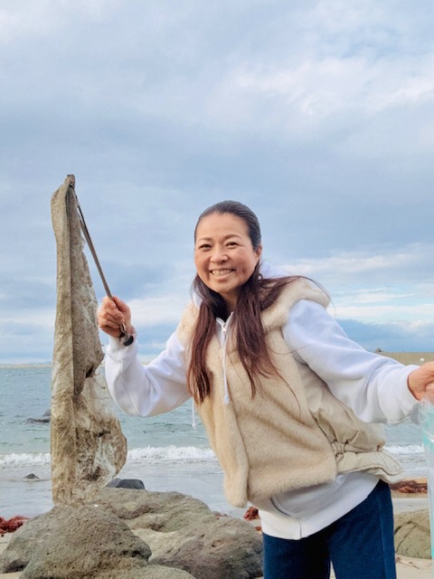 海岸のごみを拾う写真 3