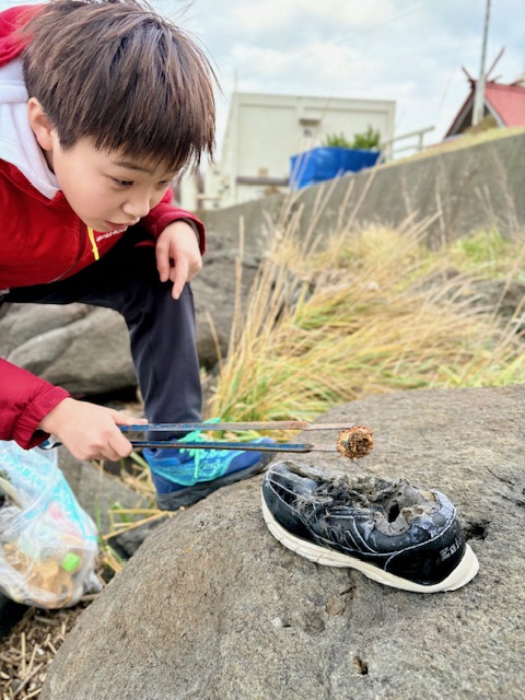 海岸のごみを拾う写真 2