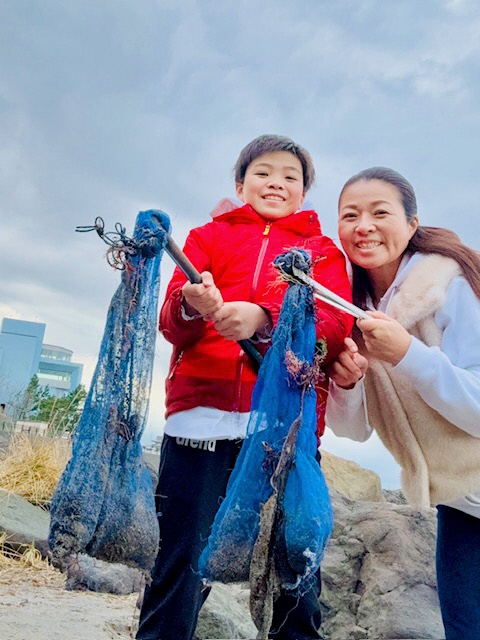 海岸のごみを拾う写真 1