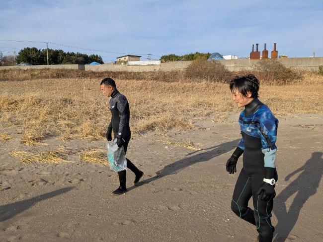 海岸のごみを拾う写真 2