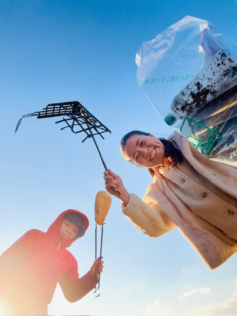 親子で海岸のごみを拾う写真 2