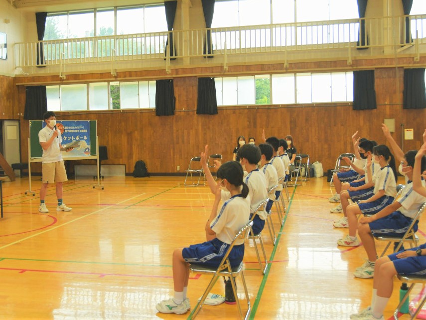 講演中質問を投げかける様子