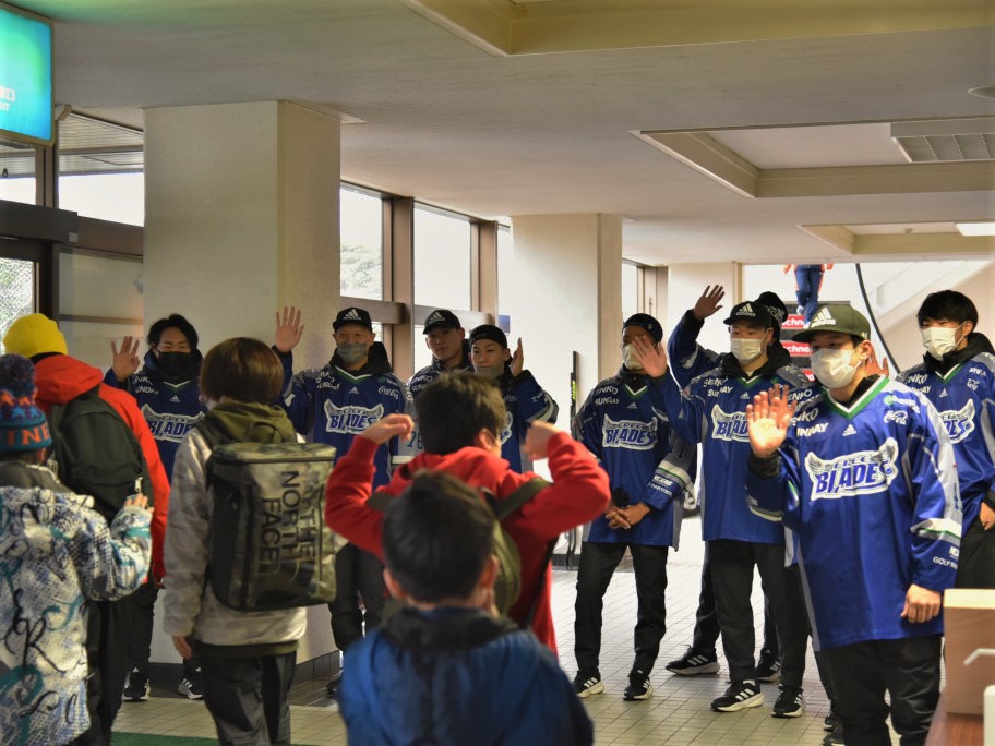 エントランスでお見送りする選手たち