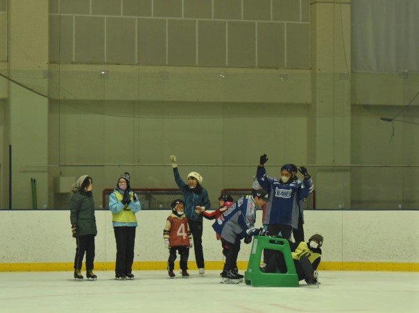 リレー対決で勝利して喜ぶ様子