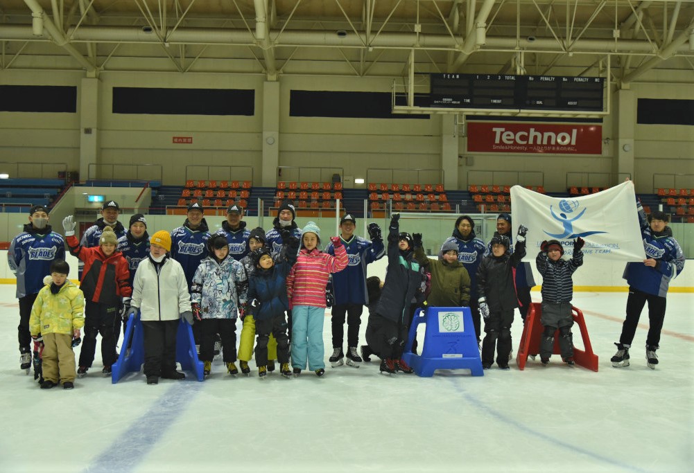 テクノルアイスパーク八戸でのスポーツ大使ふるさとセミナー集合写真(八戸盲学校)