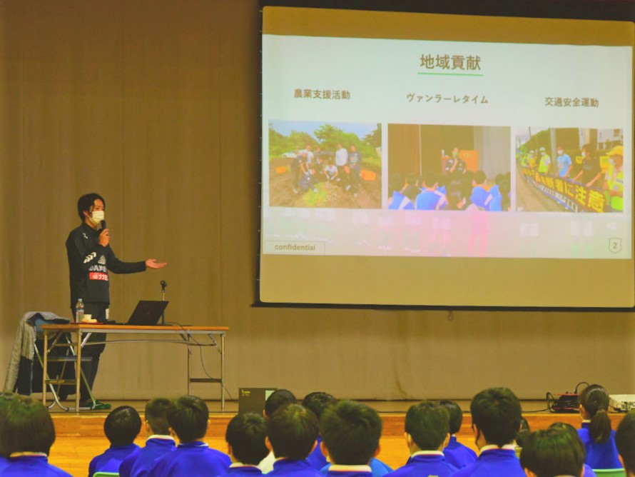 ヴァンラーレ八戸が取り組む地域貢献活動について説明する様子