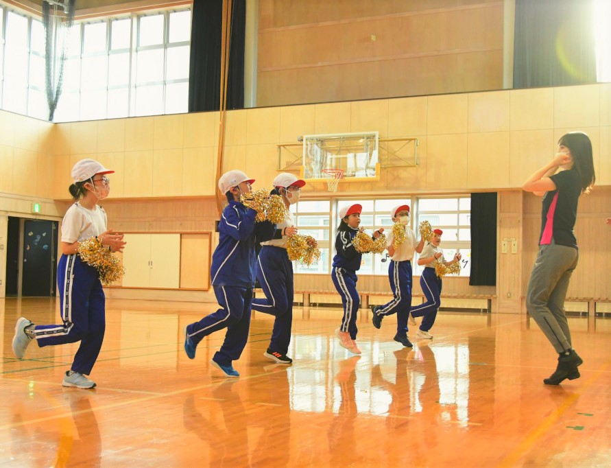 2列から1列に踊りながら移動する練習
