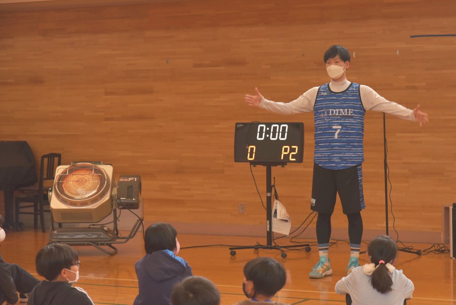自己紹介とバスケットボール教室の概要を説明する北向さん