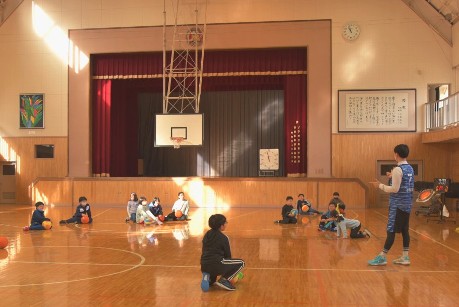 尻尾取りゲームの趣旨を説明する北向さん