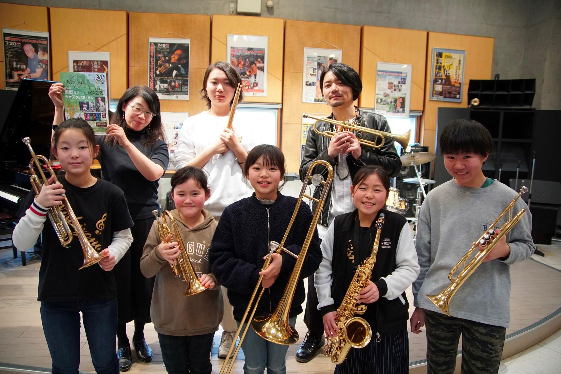 西園小ジャズバンドの生徒たちの集合写真
