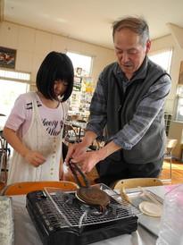 南部せんべい焼きの体験をする子供たちの写真