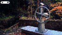 旧島守発電所保存公園内の発電施設の一部の水槽の様子の写真